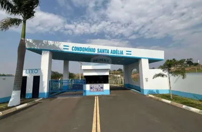 Casa no condominio santa adélia, 2 dormitórios,  140m2 construído e 160m2 total, por apenas r$440.000,00