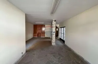 Sobrado espaçoso no centro de itapira – 3 dormitórios, 6 vagas 240 m2 de construção  e 505 m² de terreno