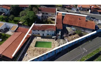 Ponto comercial com 06 casas e 01 salão comercial todos alugados 499,22 m2 área construida e 1157 m2 área total, 5 vagas