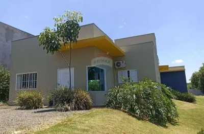Casa disponível para alugar em holambra com piscina e jardim grande