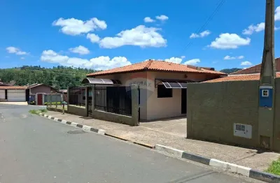Casa em serra negra  99,5 m2 área construída, 210m2 área total , 06 vagas na garagem, sala americana, lavanderia, banheiro social, suite