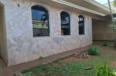 Casa típica de bairro tradicional, com 300m² de terreno, com 3 quartos, 1 suíte,vaga para 2 carros, 3 banheiros por R$ 2.400