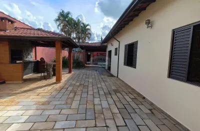 Casa ampla com 3 dormitórios, área gourmet e garagem para até 5 veículos