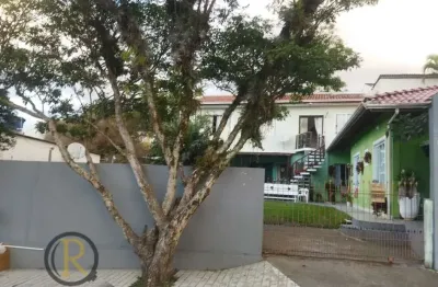Predinho com 4 apartamentos no bairro das nações, localizado a 1000 metros da praia central