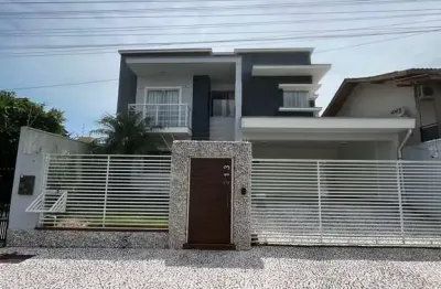Casa alto padrão com 1 suíte + 3 dormitórios e área gourmet com piscina