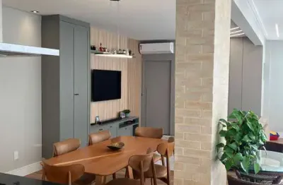 Apartamento mobiliado e decorado com 3 dormitórios e 2 vagas no centro
