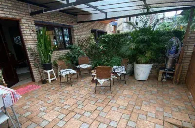 Casa padrão com 5 quartos sendo 4 suítes no bairro aparecida/santos