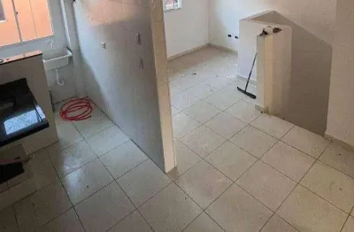 Casa sobreposta com 2 quartos no jd. melvi em praia grande/sp