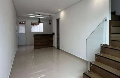 Sobrado com fino acabamento e 2 quartos no maracanã em praia grande/sp