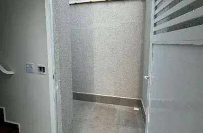 Casa sobreposta com 2 quartos no maracanã em praia grande/sp