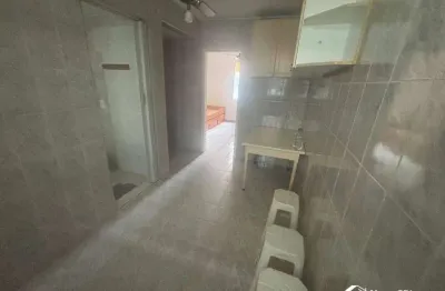 Apartamento para locação na guilhermina – 1 quarto e 1 vaga, a 250 metros da praia