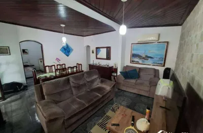 Casa com 3 quartos canto do forte na praia grande/sp