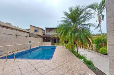 Casa com piscina, 2 quartos e 4 vagas na vila tupi – praia grande