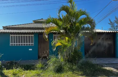 Casa de esquina, a menos de 200 metros da pista principal! com lazer completo e ótima estrutura.