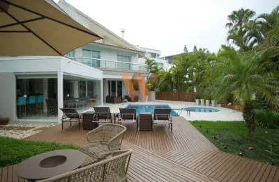 Casa frente mar com 427m² à venda em jurerê in – florianópolis/sc!
