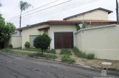 Oportunidade de Casa em Condomínio de ótimo padrão com terreno de 500 m²