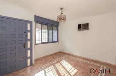 Casa com 3 quartos à venda na avenida professor paula soares, 416, jardim itu sabará, porto alegre por r$ 637.900