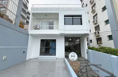 Casa com 3 quartos à venda na rua barão de cerro largo, 645, menino deus, porto alegre por r$ 990.000