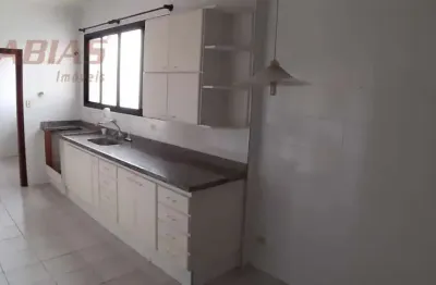 Lindo e amplo apartamento no centro. repleto de armários.