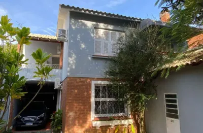 Casa com 4 quartos à venda na rua guaraum, 112, vila assunção, porto alegre por r$ 1.065.000