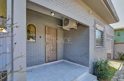 Casa com 3 quartos à venda na praça aratiba, 58, cavalhada, porto alegre por r$ 590.000