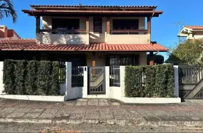 Imóvel espaçoso e moderno à venda no centro de garopaba-sc: 4 quartos, 1 suíte e 6 vagas de garagem!