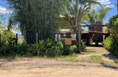 Casa à venda em garopaba-sc, bairro praia da barra: 2 quartos, 1 sala, 2 banheiros, 2 vagas de garagem, 120m² de área.