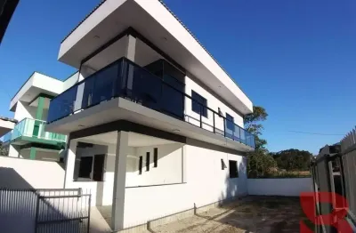 Excelente sobrado na praia de itapoá, com ótimo padrão de acabamento em itapóa, apenas 600 metros do mar.