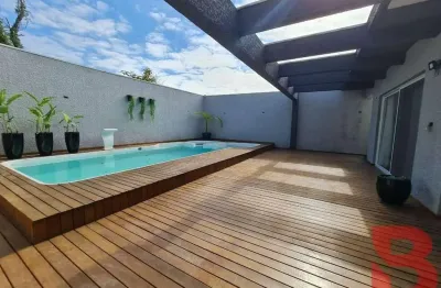 Maravilhosa casa pronta para morar, excelente padrão de acabamento, parcialmente mobiliada, com ampla piscina.