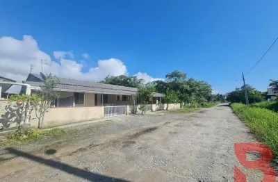 Excelente imóvel para investimento casa + 6 quitinetes aproximadamente 600 metros do mar na região da barra do saí, balneário saí mirim.