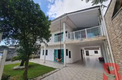 Amplo sobrado próximo a av. celso ramos, com  quartos amplos e sacada, medindo 333,00 m² de área construída,  região da terceira pedra!