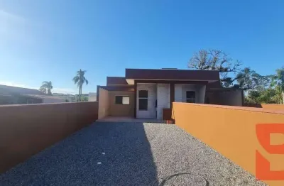 Casas com ótimo acabamento com 3 quartos, sendo 01 suíte  próximo a praia e comércios no balneário brandalize.