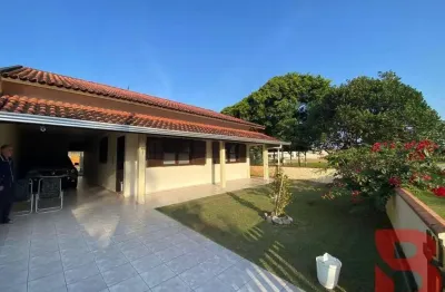 Ótima casa com 03 dormitórios (sendo 01 suíte) na barra do saí a apenas 140 metros da praia!