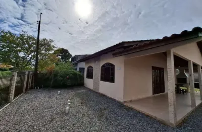 Casa de alvenaria com terreno espaçoso, bem localizada.