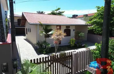 Oportunidade de casas apenas 50 metros do mar, espaçoso terreno, toda em alvenaria com laje.