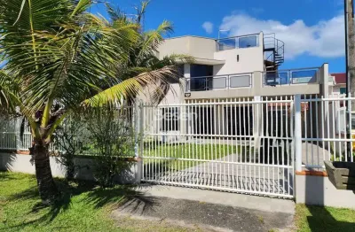 Excelente sobrado frente para o mar com piscina e ótima área de lazer na barra do saí.