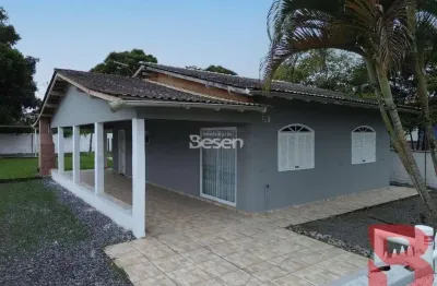 Casa a venda na região comercial de itapoá, com 144,08 m², 04 quartos (01 suíte), sala, cozinha um terreno espaçoso.