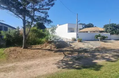 Ótimo terreno no balneário rainha medindo 350,00m² a 300 metros do mar, está próximo ao calçadão com espaço para lazer.