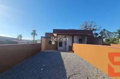 Casas com ótimo acabamento com 3 quartos, sendo 01 suíte  próximo a praia e comércios no balneário brandalize.