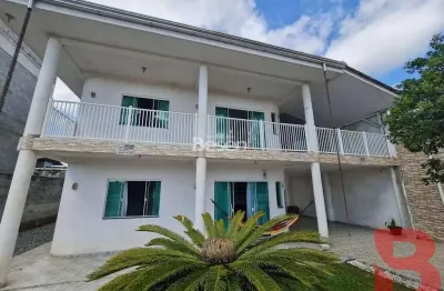 Amplo sobrado próximo a av. celso ramos, com  quartos amplos e sacada, medindo 333,00 m² de área construída,  região da terceira pedra!