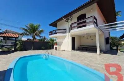 Residencia  de 5 quartos ( 01 suíte), piscina, amplo terreno com 750,00 m², proximo a praia.