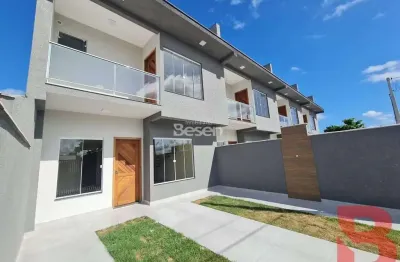 Sobrados com piscina e ótimo padrão de acabamento, apenas 200metros da praia.