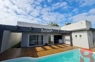 Maravilhosa casa pronta para morar, excelente padrão de acabamento, parcialmente mobiliada, com ampla piscina.