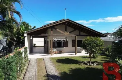 Casa ampla a 650m do mar na barra do saí. conforto, espaço e lazer!