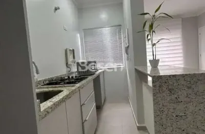 Apartamento 02 quartos(01 suíte), semi mobiliado, bem localizado, proximo ao mar.