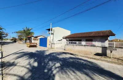 Casa 03 dormitórios (01 suíte), próximo da praia e com excelente localização