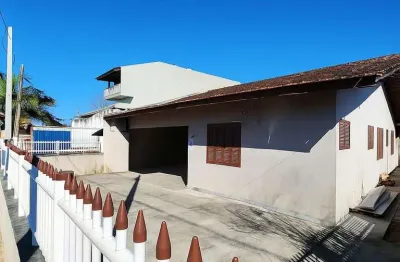 Casa 03 dormitórios (01 suíte), próximo da praia e com excelente localização