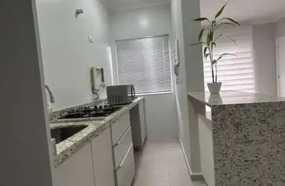 Apartamento 02 quartos(01 suíte), semi mobiliado, bem localizado, proximo ao mar.
