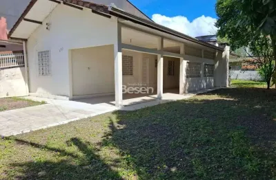 Casa em alvenaria com excelente localização e amplo espaço em terreno