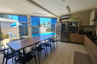Excelente sobrado avervado com móveis planejados,  piscina, 04 suites,  apenas 300 metros do mar, no bairro rainha do mar!